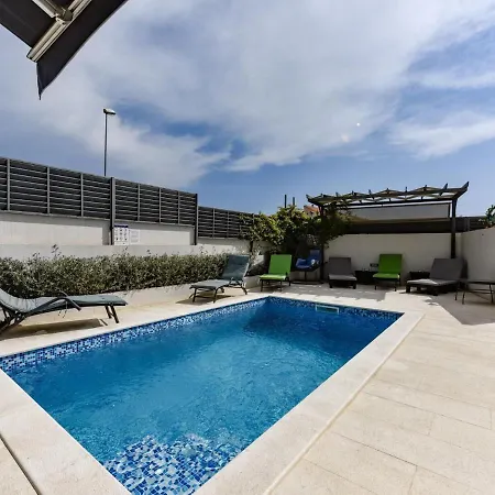 Modern In With Swimming Pool Villa *