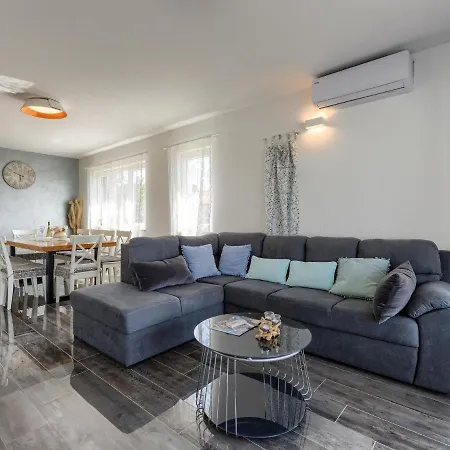 Modern In With Swimming Pool Villa